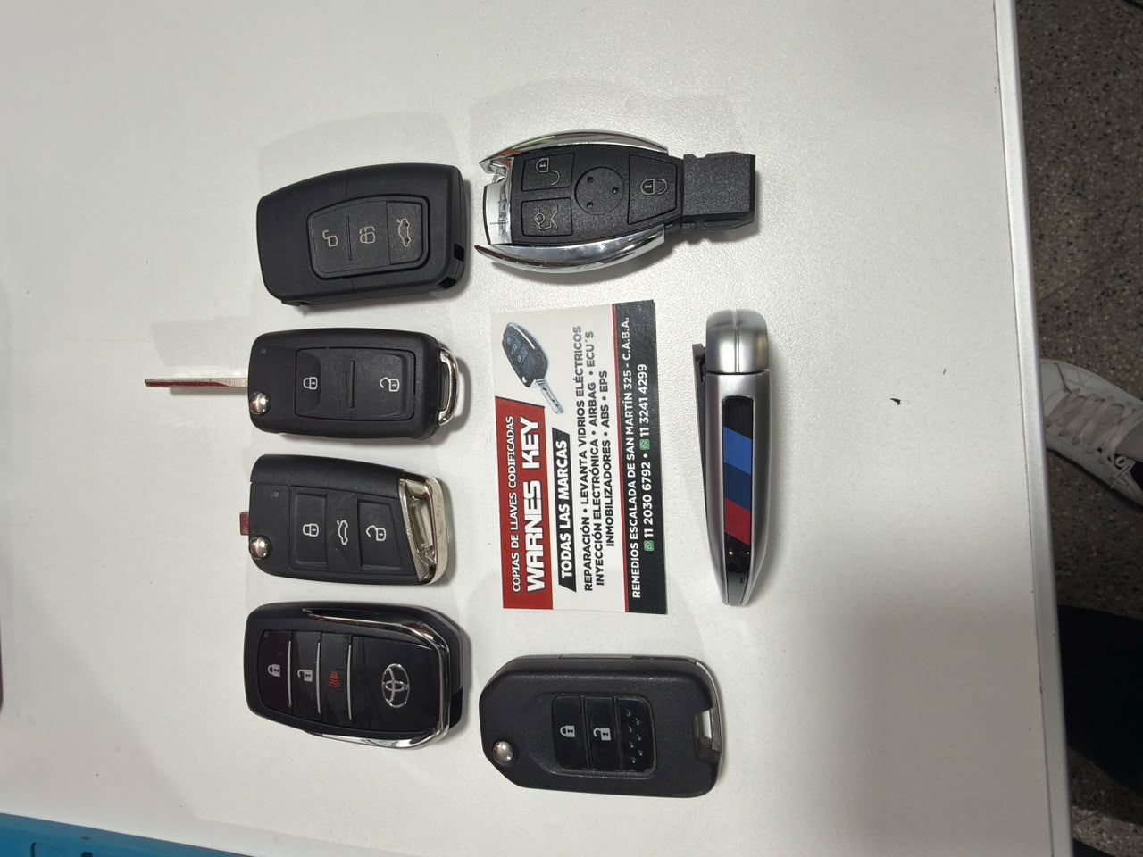 Variedad de modelos de telemandos, llaves navaja y carcasas automotrices disponibles en Warnes